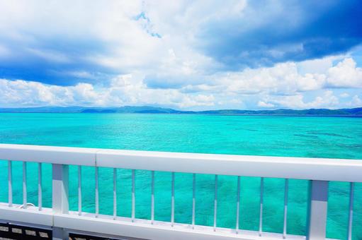 古宇利島大橋からの眺め 沖縄,古宇利島,古宇利大橋の写真素材