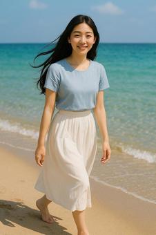 夏のビーチを歩く青ブラウス白スカート女性 夏のビーチを歩く青ブラウス白スカート女性の写真