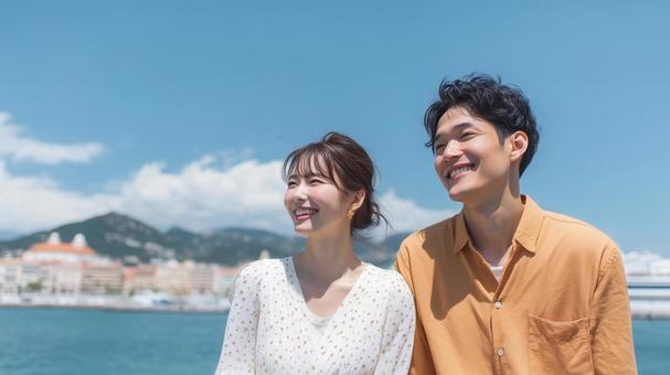 笑顔の仲良しカップルの夏 笑顔の仲良しカップルの夏の写真
