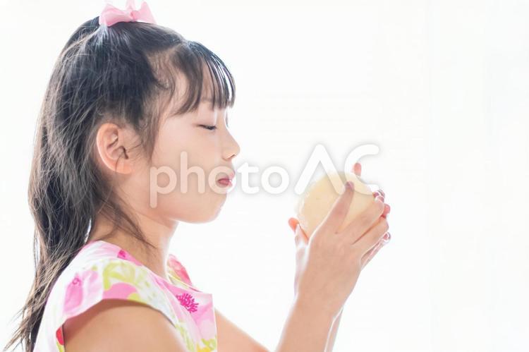 梨を食べる子供 梨,果物,子供の写真素材