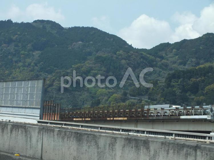 山に桜の季節　ハイウェイにトラック 高速道路,新緑,桜の写真素材
