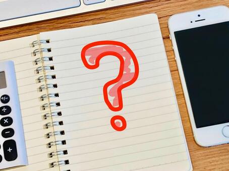 手書きの赤いクエスチョンマーク 迷想,悩み,迷走の写真素材