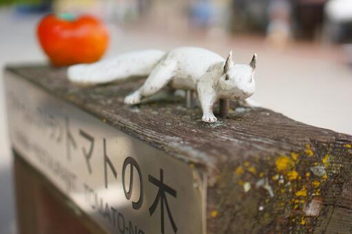 リスとトマトのオブジェ リス,オブジェ,置物の写真素材