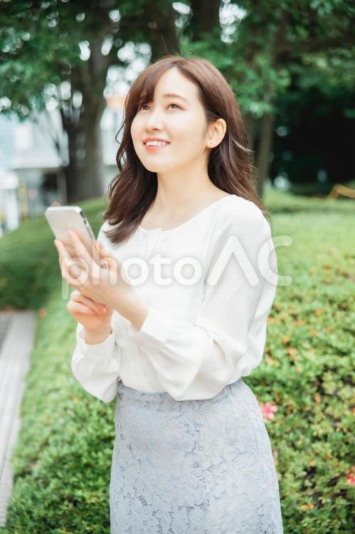 スマホを使う女性（アプリ） スマホ,スマートフォン,女性の写真素材