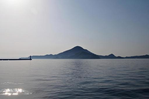 西日と興居島 西日と興居島 興居島,島,西日の写真素材