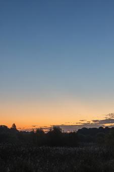 日の出前の風景 早朝,マジックアワー,ブルーアワーの写真素材