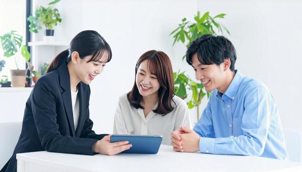 タブレットを使って説明する女性営業マン タブレットを使って説明する女性営業マンの写真