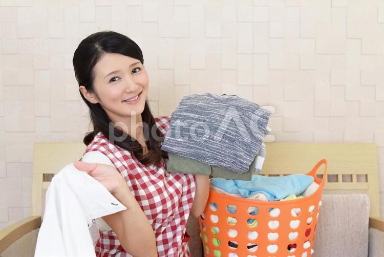 家事をする主婦　　洗濯物 主婦,女性,家事の写真素材