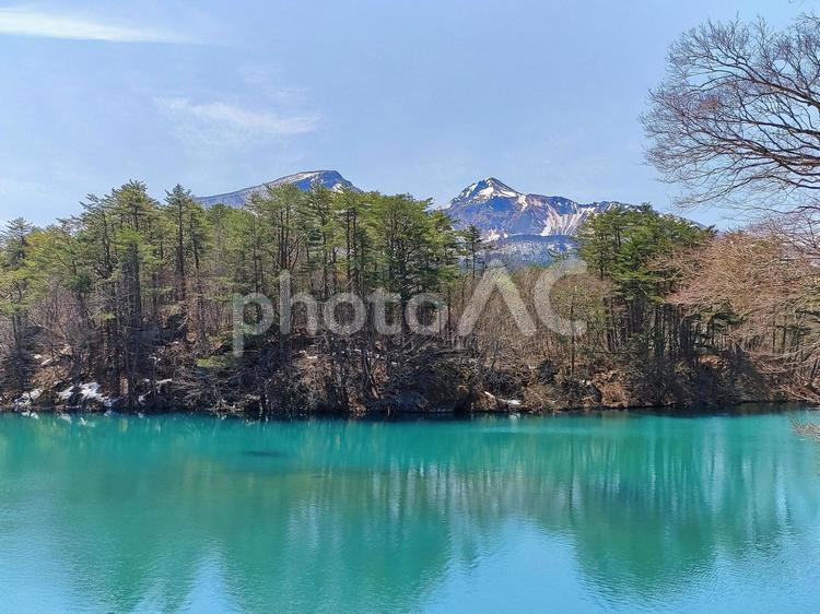 五色沼 湖,湖畔,山々の写真素材