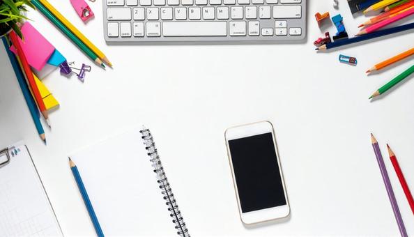 机の上の筆記用具、文房具、スマホ 机の上の筆記用具、文房具、スマホの写真