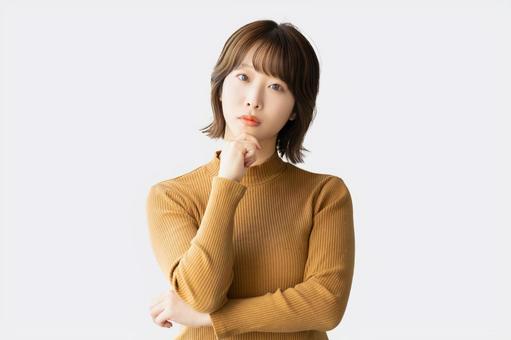 考えごとをする女性 女性,考える,悩むの写真素材
