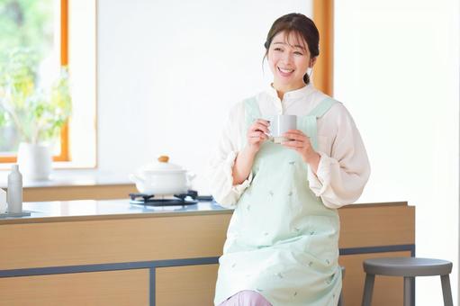 マグを持ち笑う女性 マグを持ち笑う女性の写真