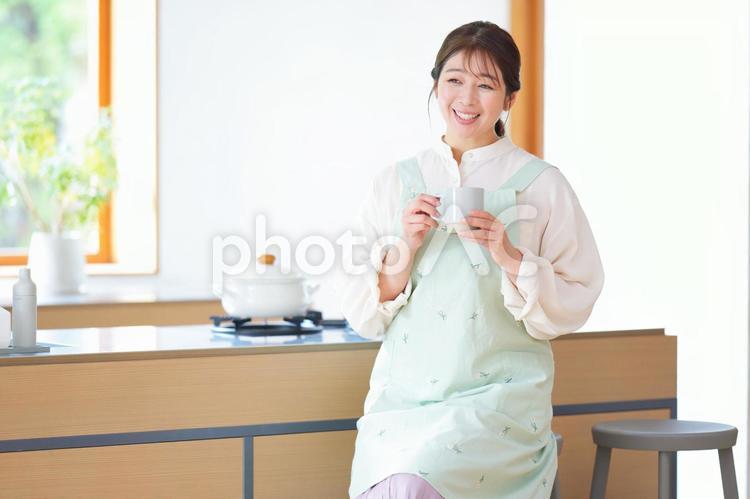 マグを持ち笑う女性 女性,マグ,持つの写真素材