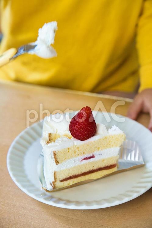 おやつのケーキを食べるこどもた ケーキ,洋菓子,テーブルの写真素材