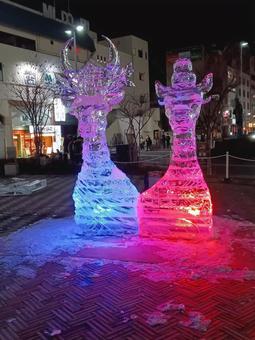 ライトアップされた氷の彫刻 ライトアップされた氷の彫刻の写真