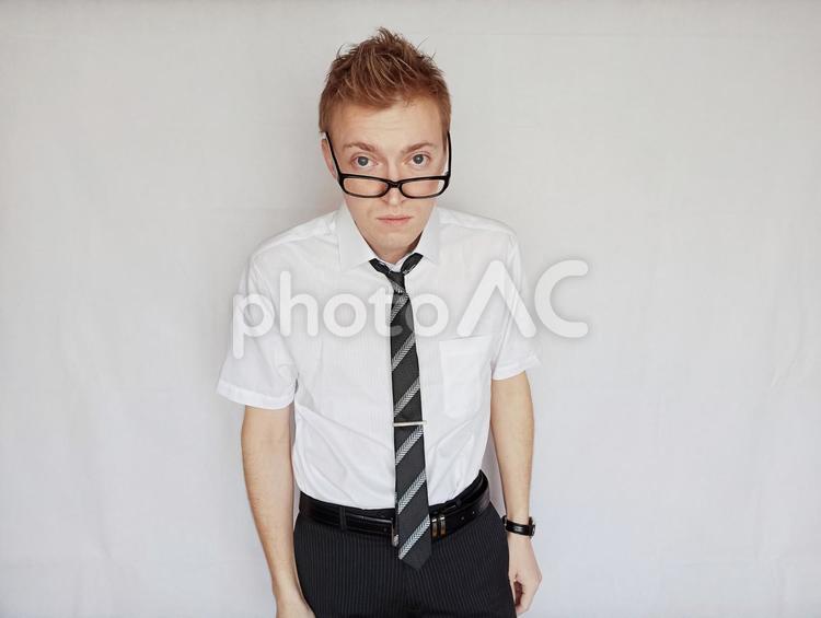 「どういうこと」と思っている会社員男性 ビジネスマン,ビジネス,スーツの写真素材