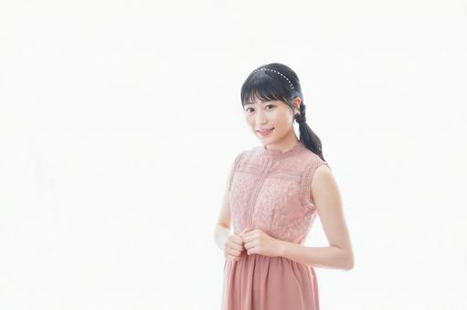披露宴に参加する若い女性 披露宴に参加する若い女性の写真