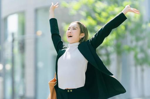 両手を広げて喜ぶ笑顔の女性 女性,笑顔,喜ぶの写真素材
