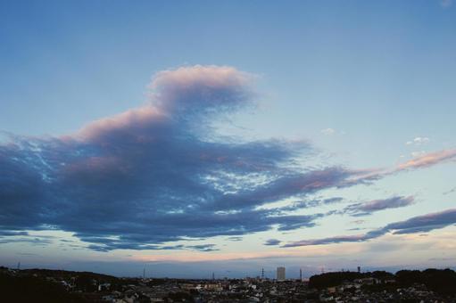 夕暮れ時の街と空 夕暮れ時の街と空の写真