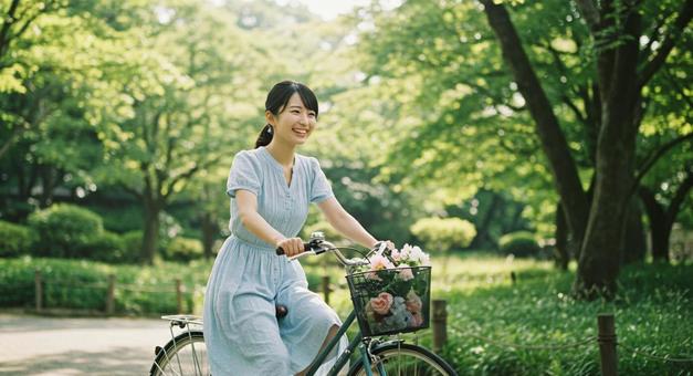 自転車をこぐ女性 自転車をこぐ女性の写真