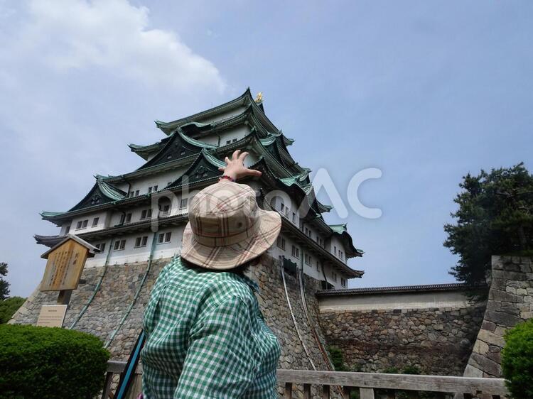 名古屋城をつかみたい！ お笑い,オバサン,中年の写真素材