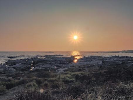 房総伊戸海岸から見た太平洋に沈む夕日 房総伊戸海岸から見た太平洋に沈む夕日 房総,伊戸,太平洋の写真素材