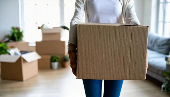 ダンボールを運ぶ ダンボールを運ぶの写真