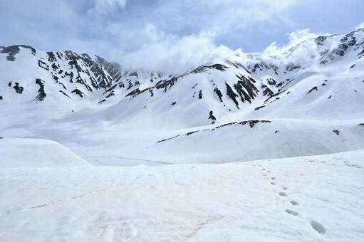 冬の立山の風景と雪の足跡 冬の立山の風景と雪の足跡 足跡,雪の足跡,雪山の写真素材