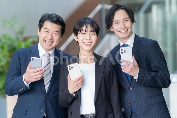 オフィスで打ち合わせをするビジネスマン ビジネス,スマホ,ビジネスパーソンの写真素材