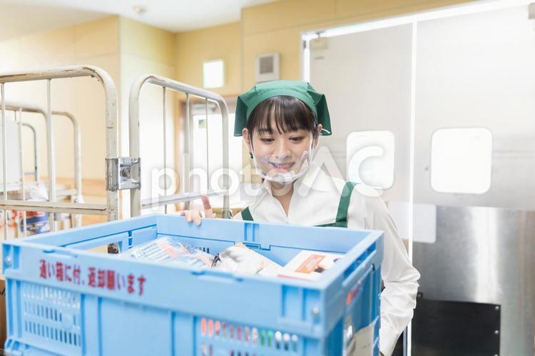 スーパーの裏方で働く人々　商品受け入れ スーパー,スーパーマーケット,バックヤードの写真素材