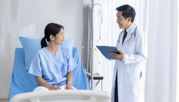 医師から説明を受ける患者の写真
