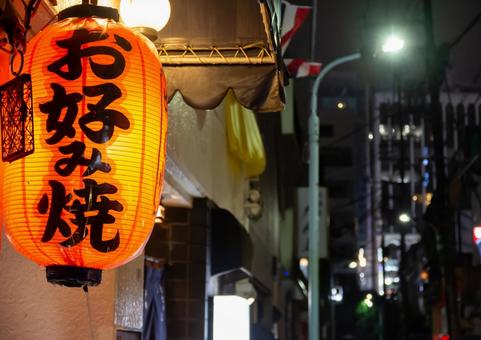 お好み焼き屋の赤ちょうちん お好み焼き屋の赤ちょうちん 赤ちょうちん,路地,路地裏の写真素材