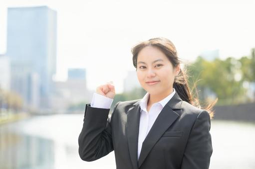 屋外でガッツポーズの女性 屋外でガッツポーズの女性 日本人,女性,新入社員の写真素材