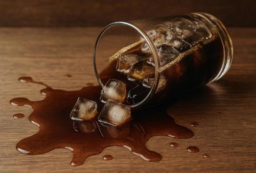 こぼれたアイスコーヒーの写真