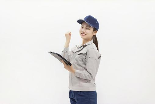 タブレットを持つ配達員 タブレットを持つ配達員 女性,ビジネスウーマン,ガッツポーズの写真素材