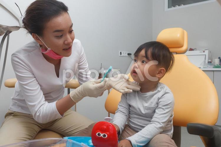歯の治療を受ける子供8 歯医者,歯科医,女性の写真素材