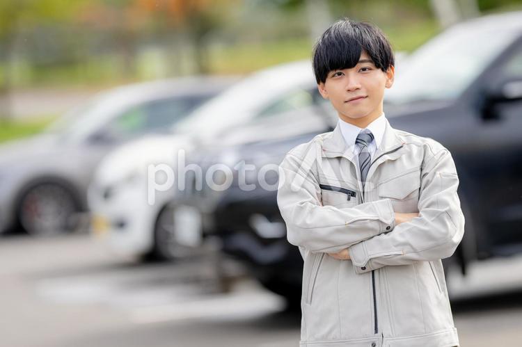 腕組みする爽やかな男性と車 自動車販売,販売店,カーディーラーの写真素材