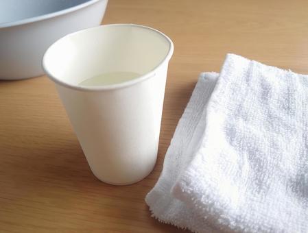 うがい用具 うがい用具 紙コップ,水,タオルの写真素材