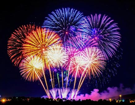 夏の夜空を彩る大輪の花火 夏の夜空を彩る大輪の花火の写真