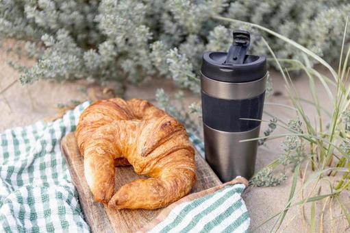 クロワッサンとタンブラー クロワッサン,パン,タンブラーの写真素材