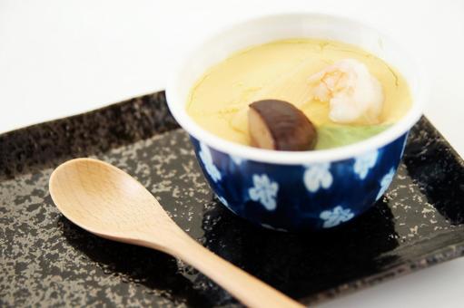 和風茶碗蒸しと木のスプーン 和風茶碗蒸しと木のスプーン 茶碗蒸し,和食,蒸し料理の写真素材