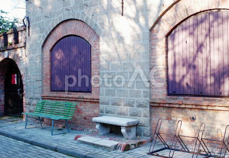  イタリアの公園　緑のベンチと石のベンチ ベンチ,イタリア,グリーンのベンチの写真素材