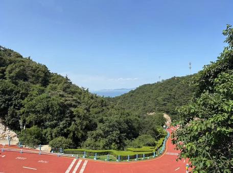 大連の丘陵地帯にある景勝地と海 大連の丘陵地帯にある景勝地と海 大連,中国,海之韻広場の写真素材