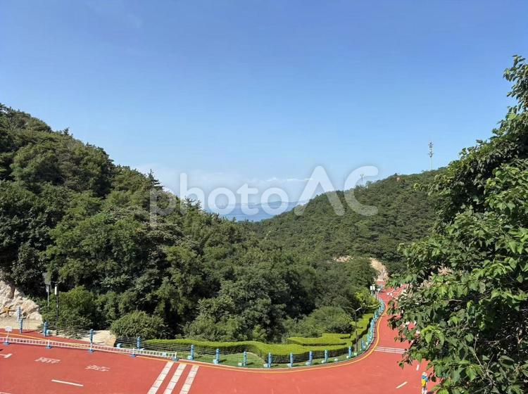 大連の丘陵地帯にある景勝地と海 大連,中国,海之韻広場の写真素材