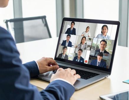 テレビ会議をするビジネスマン テレビ会議をするビジネスマンの写真