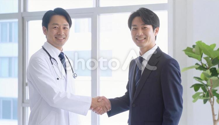 握手するビジネスパーソンと医者 握手,ビジネス,笑顔の写真素材