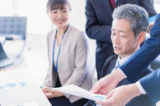 笑顔で打ち合わせをするビジネスパーソン 笑顔で打ち合わせをするビジネスパーソン 人事,メンバー,人間関係の写真素材