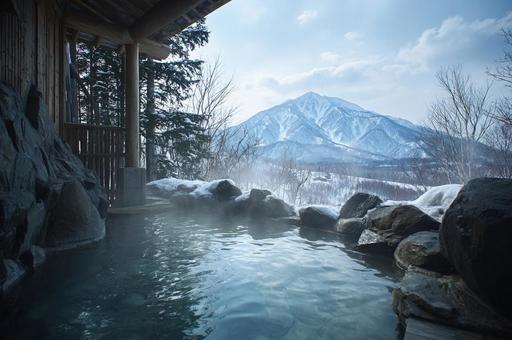 雪景色と露天風呂-2の写真