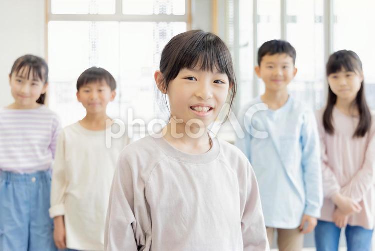 小学生　仲良し　仲間 小学生,塾,女性の写真素材