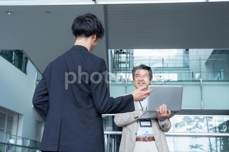 オフィスで打ち合わせをするエンジニア エンジニア,ビジネス,会議の写真素材